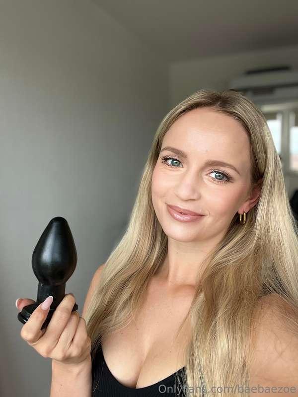 did you know I love putting big toys in my ass? 😝