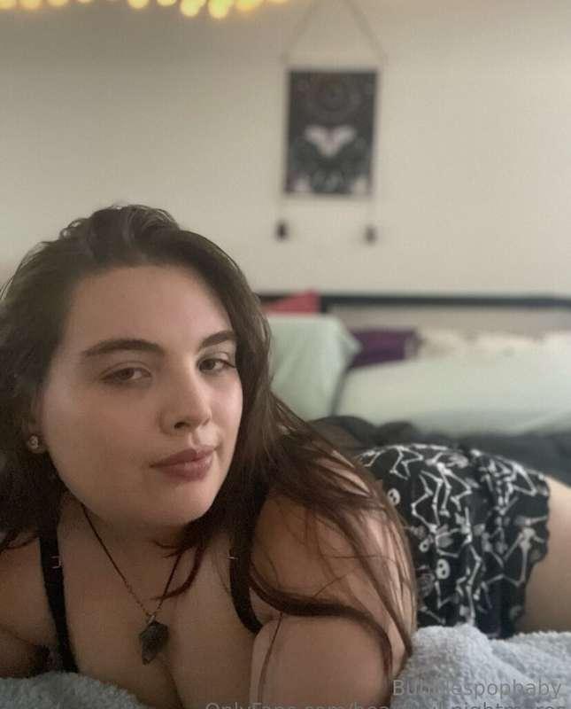 Cum and spend time with a deliciously curvy and bratty beaut..