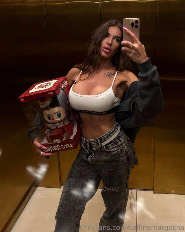 Ok but hauling this giant Labubu = legit cardio 😎🧸