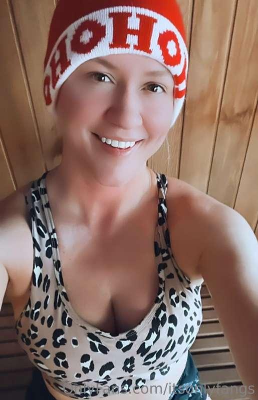 The cabin has a sauna and I’m in here sweating 😅.. check the..