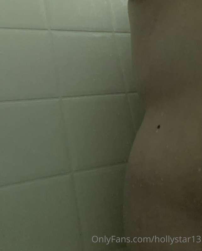 Curvy hips in the shower ❤️✨