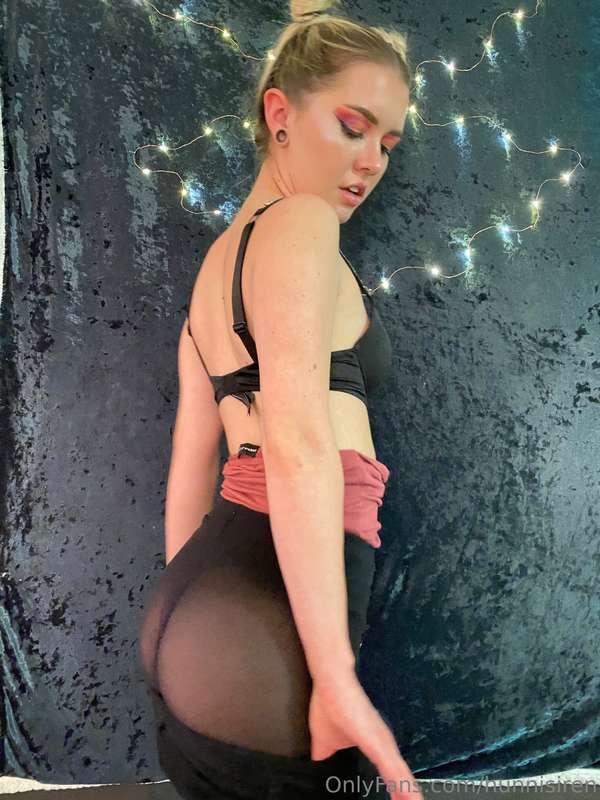 wanna see me take this outfit completely off? 😈 FULLY UNDRES..