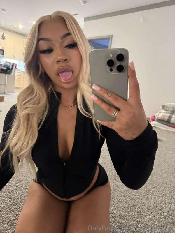 be a good boy and face fuck me 👅