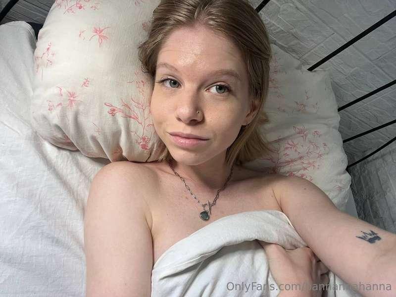 Ooh, it's time to relax in bed, you know how? 😏🥵