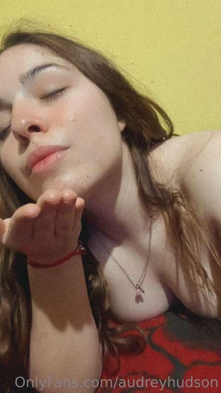 let me blow you a kiss😘