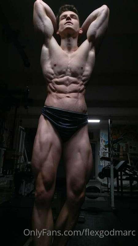 Do u like my abs and thights pose ? Comment what u want to s..