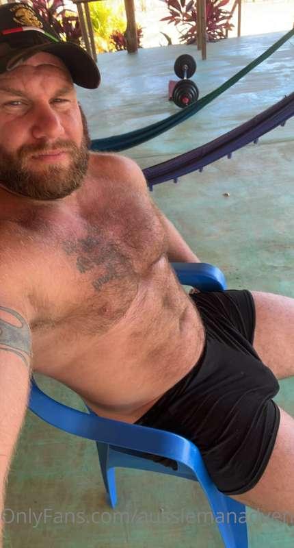 Who wants to come sit on daddy’s lap 🐻💪