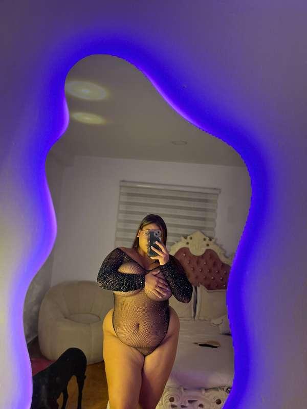feeling horny-ish rn.. dildo or fingers.. hmmm?🤔