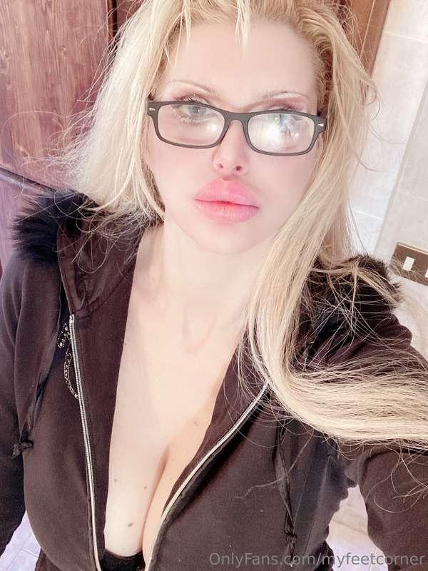 Good morning my footlover! New day and I’m ready for a new Y..