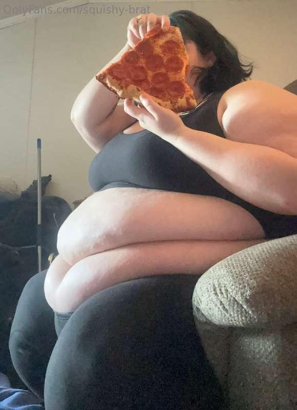 A *little* pizza break while cleaning 🧹 🍕 🥵 I didn’t realize..
