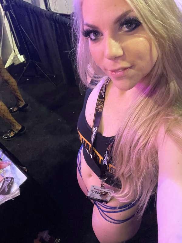 exxxotica day two fit 💕🥰

***i filmed a whole throat collab ..
