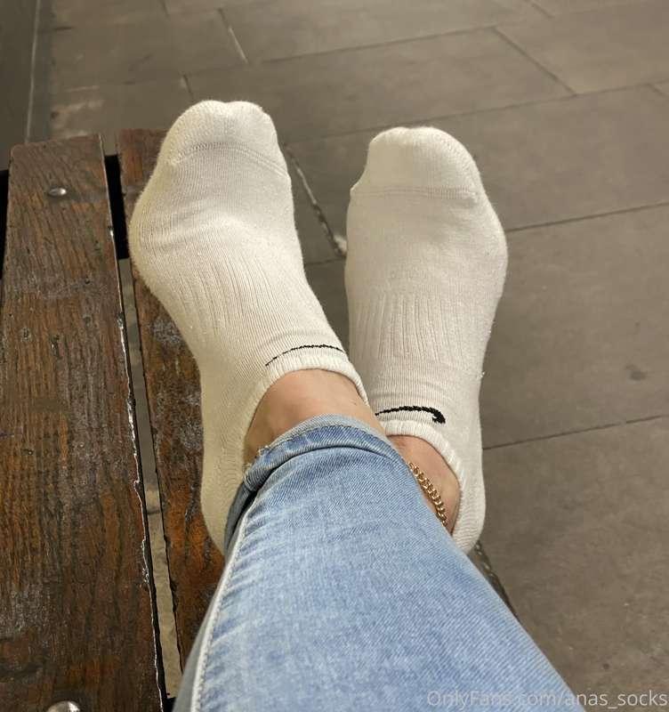 Waiting for my train! 🚇
Had to take some pictures! 👀🧦🦶🏼😉