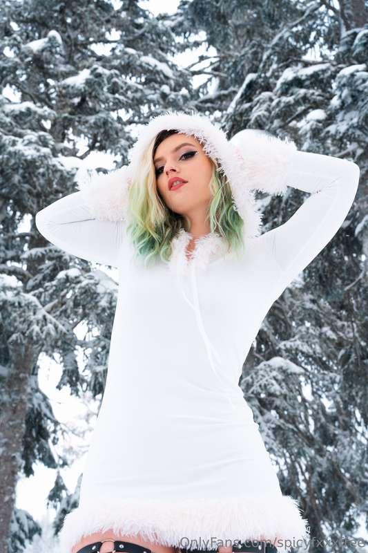 Would you risk getting caught fucking me in the snow? 👀💦 Vie..