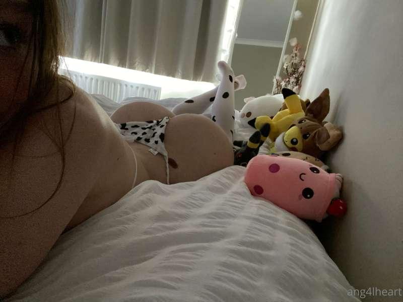 the plushies stay on the bed btw