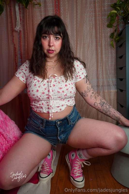 The girl next door with a converse & pegging addiction