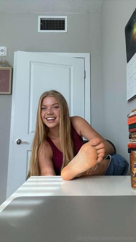 All smiling hard so my feet can make you hard. 😊💗