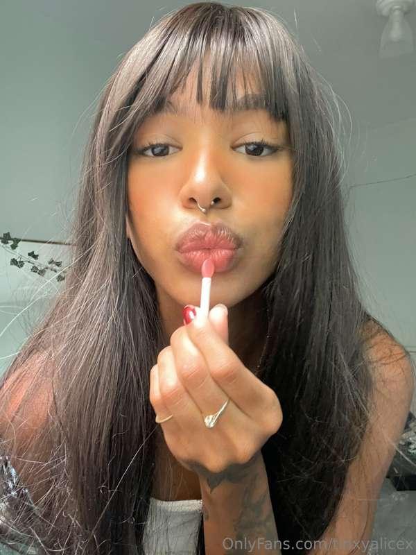 wanna kiss me now? 💋