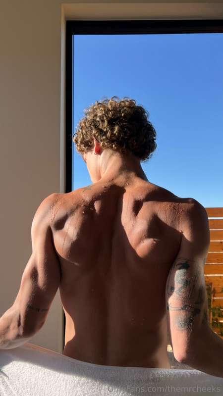 check dms tonight for some oiled up content ;)