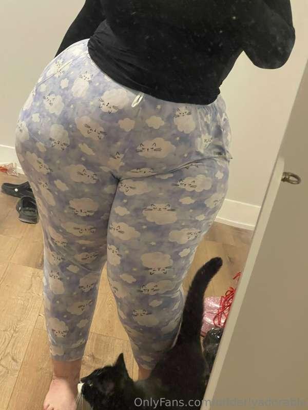 Happy Monday! ☺️ 

Do you like my cloud cat pants? 💖