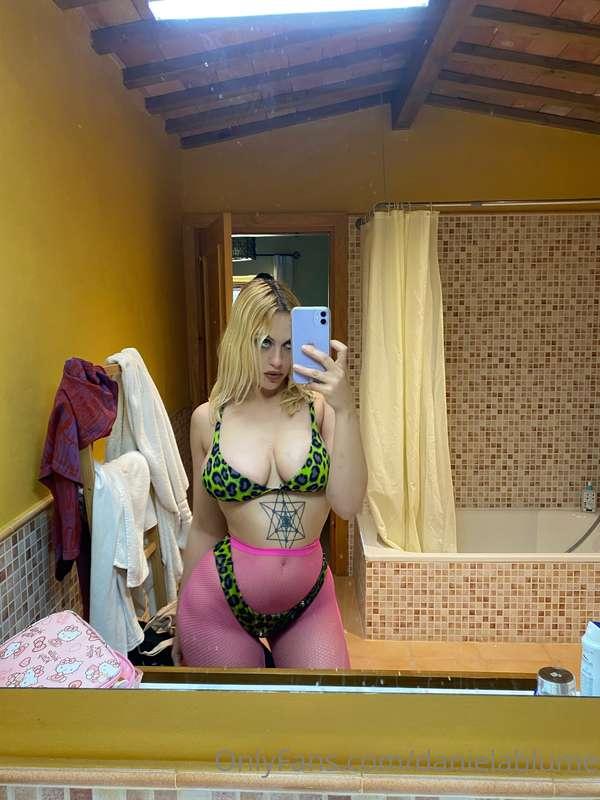 Mmmmmm jijiji hola cariñito. ¿Que haces? 

Hi sweety, what u..