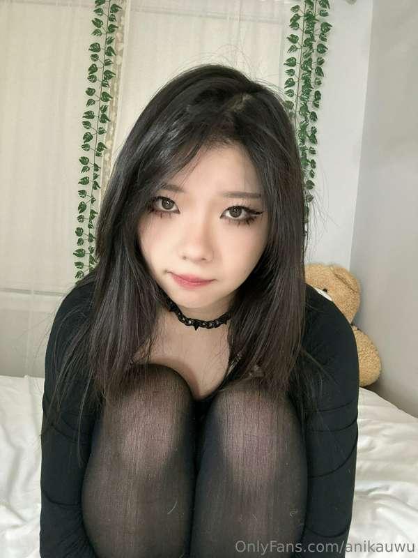 trying to be seductive (๑>◡<๑)