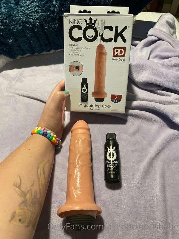 Who want some custom content with my new squirting dildo 🤪 c..