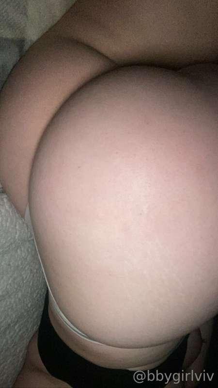 Just relaxing in bed & decided to take some pics🫶🏻