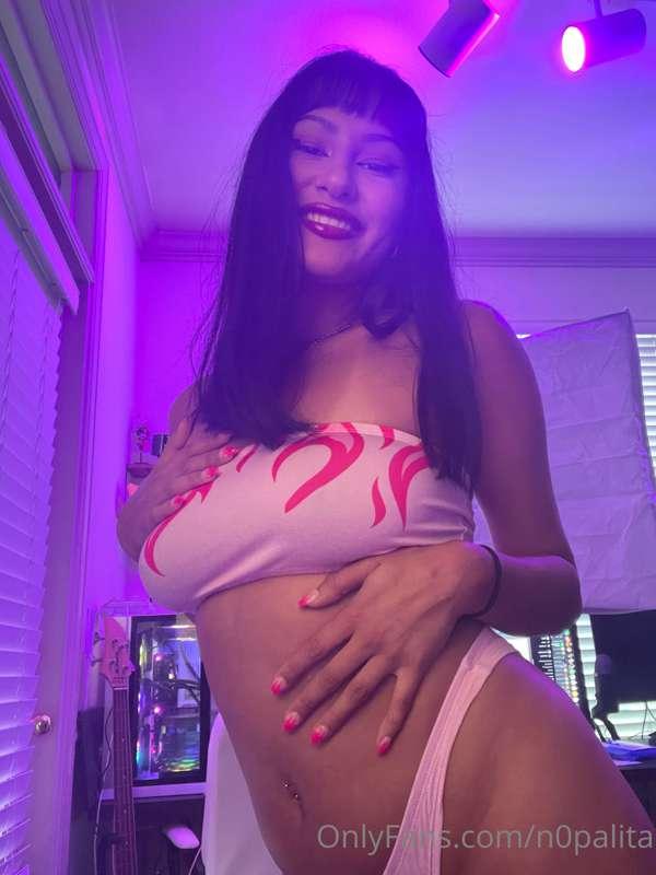Scroll to see how nicely my nails match my top 💅 who’s ready..