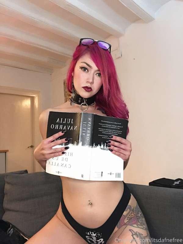 Happy Friday! Let me read something for u 💖 onlyfans.com/Its..