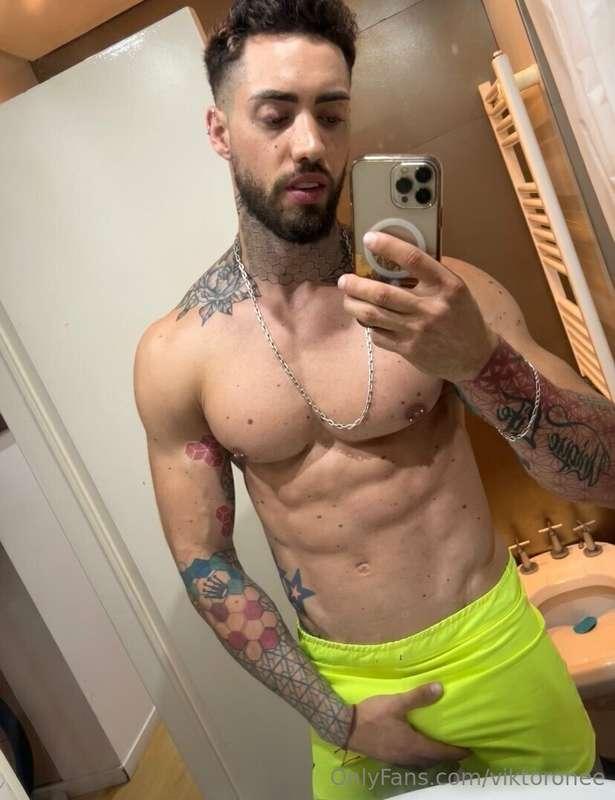 Does anyone want to put sunscreen on me?🥵