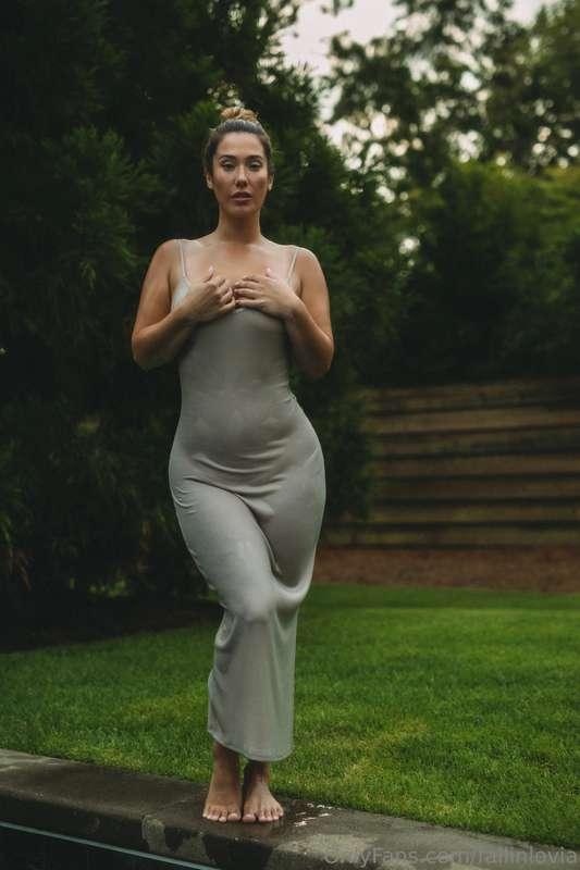 When the outdoors provide the perfect backdrop for elegance.