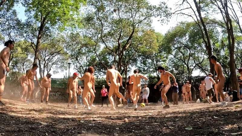 Raw | Naked soccer - Fútbol a desnudo