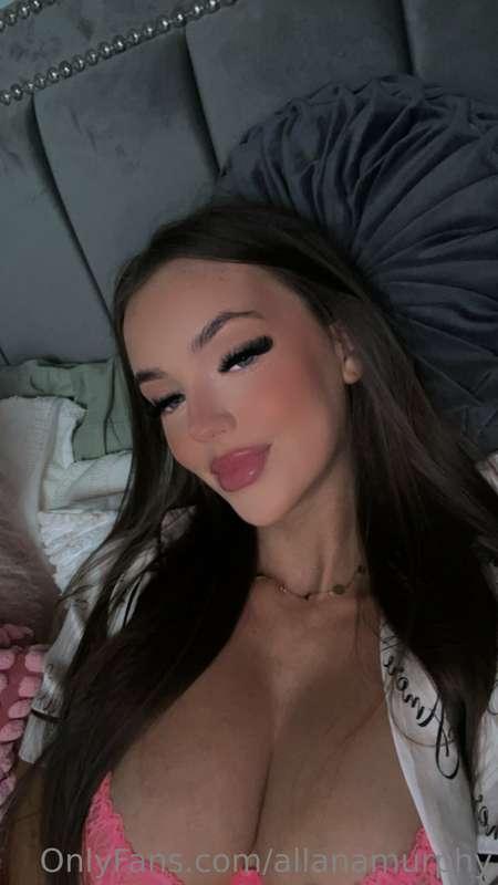 Hey babe I’m bored will you come keep me company 😈