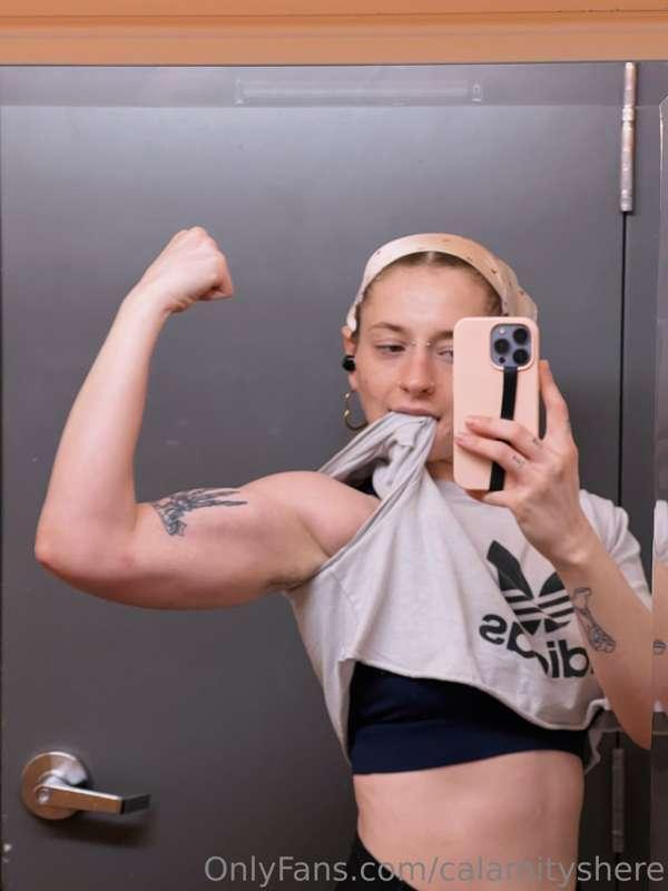 say you like my muscles & then say you love my tits 😈💙💦