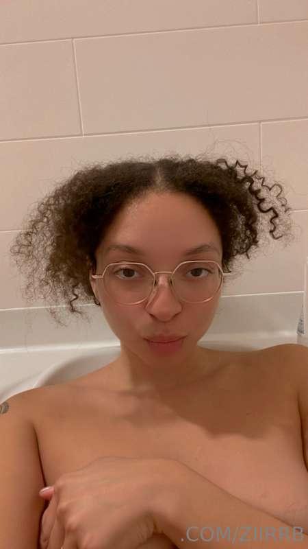 Would you join me in the tub?💦