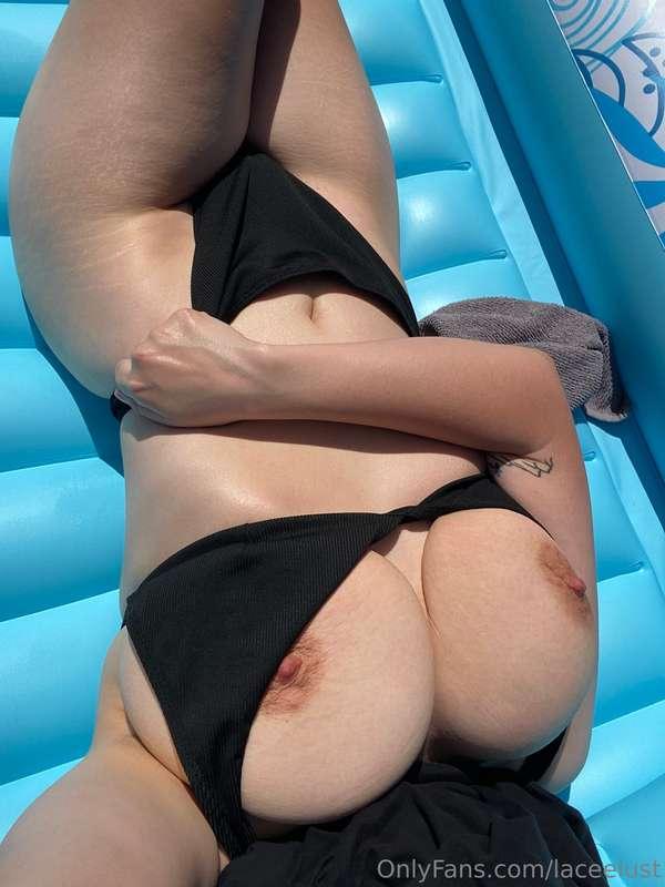 Pool day ☀️  I got so horny when I was getting sunscreen rub..