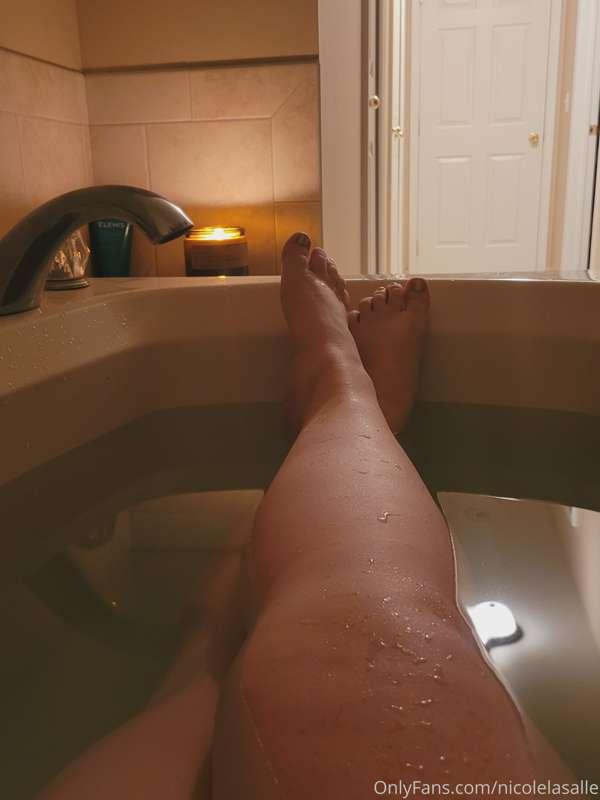 FEET: relaxing && splashing my feet around in the tub 💦👣🛀