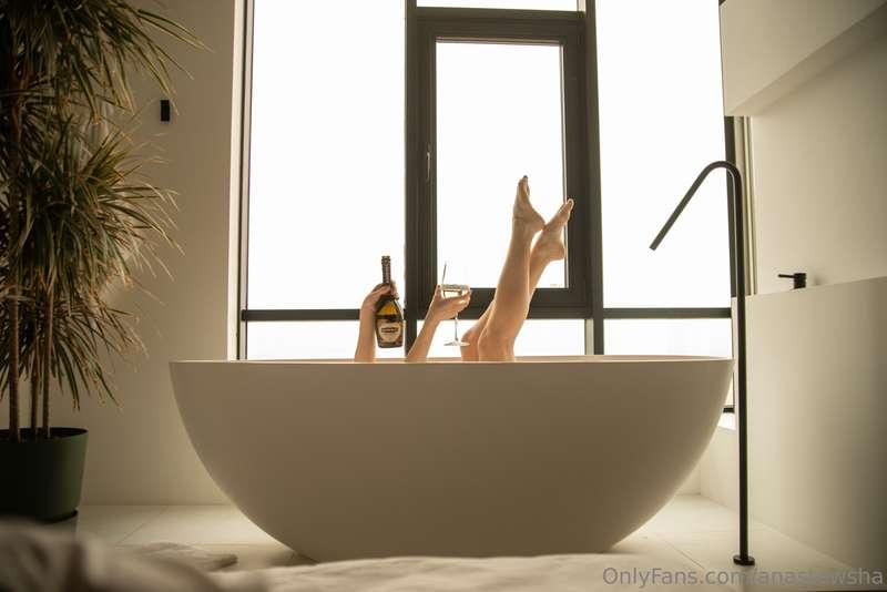 Good morning! 🤗😊🥰🍾 Can you drink champagne with me here?) 😏🥂