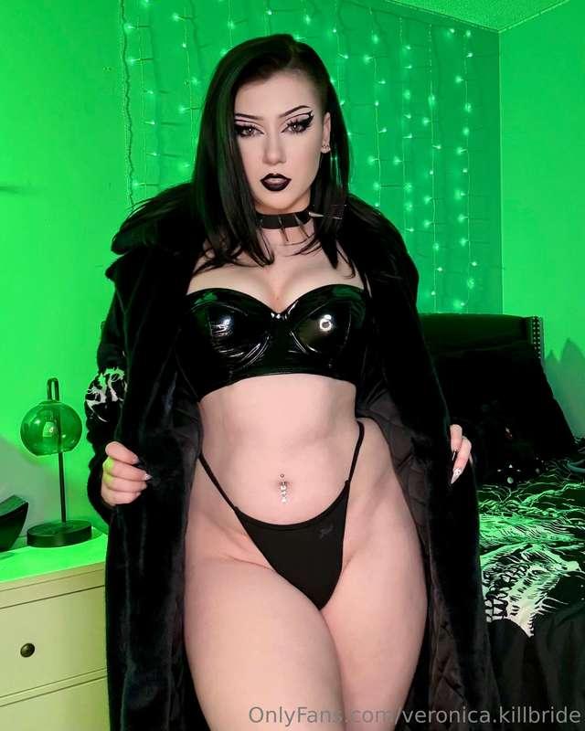 Worship me, pet 🖤