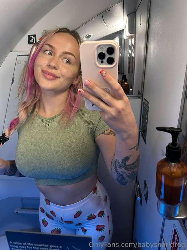 Wouldn’t be a proper flight without sneaky pictures 😈