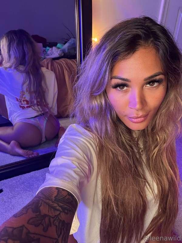 Mirror, mirror on the wall… what's distracting them all? 🍑👀