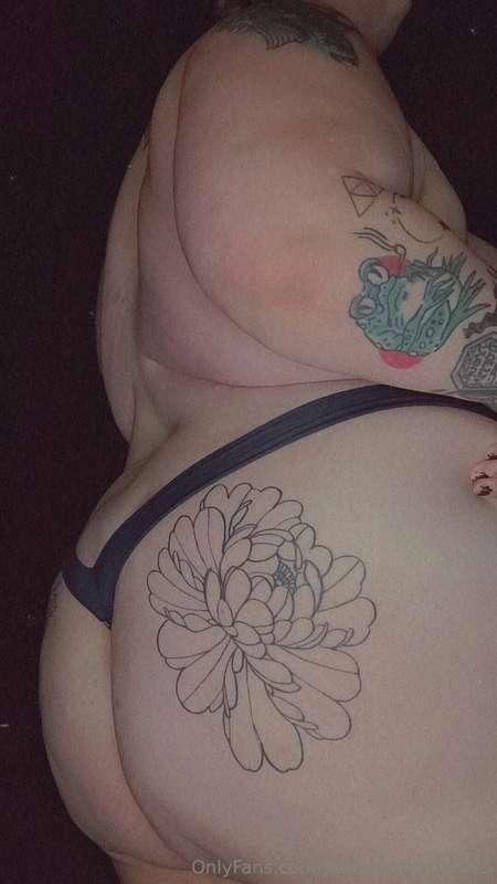 I will always have a PLETHORA of tattooed ass pics💖