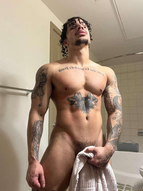 Tip if you wanna see what’s behind the towel… full shower pi..