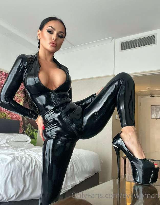 So perfect in rubber 😈 What colour of catsuit should I shoot..