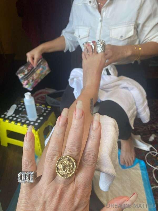 The claws of a mafia princess 💅 who wants to pay for these b..