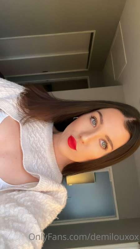 Ooopsie, I may get lipstick on your cock 💄