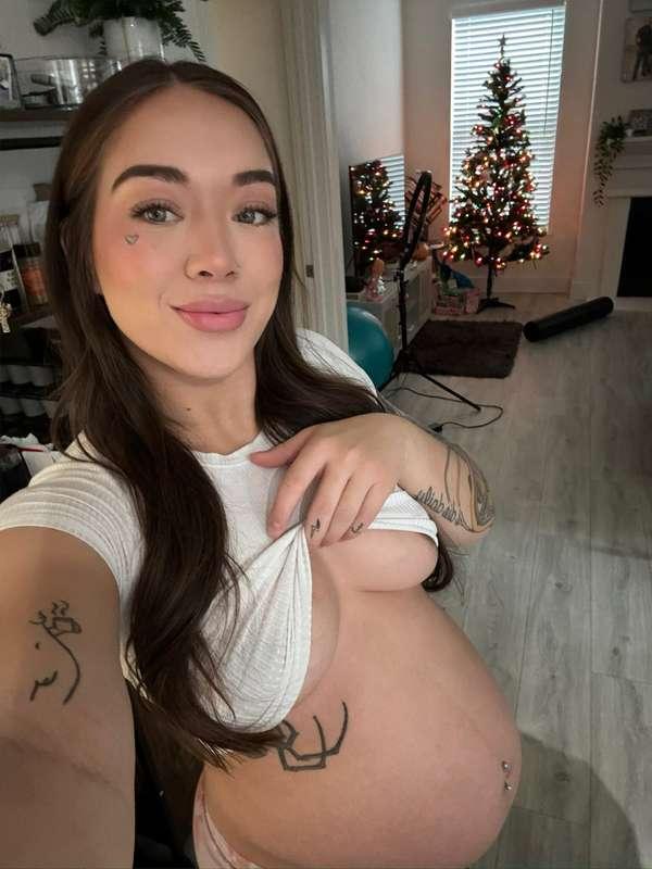 Hanging out at home. Cleaning, horny, and needing you. 🤐 you..