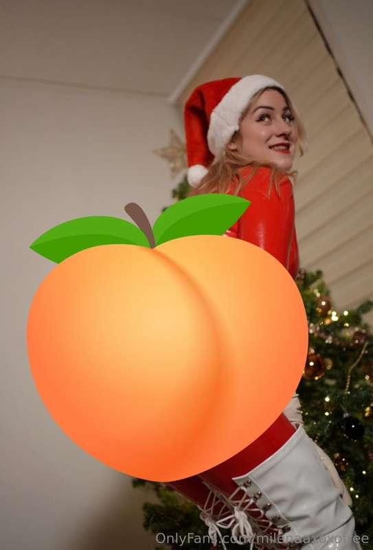 Naughty Mrs. Claus Bents Over to show her Juicy Bubble Butt ..