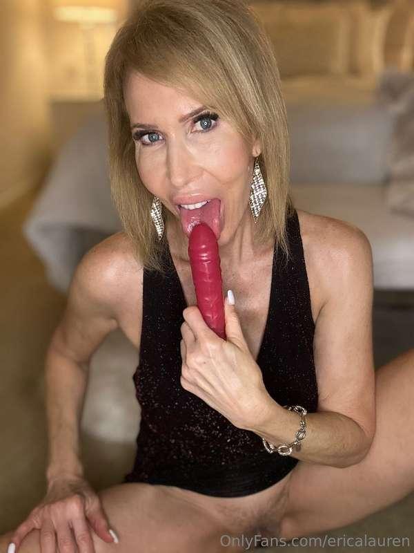 Would you like to have your cock inside my mouth or pussy? 🤤..