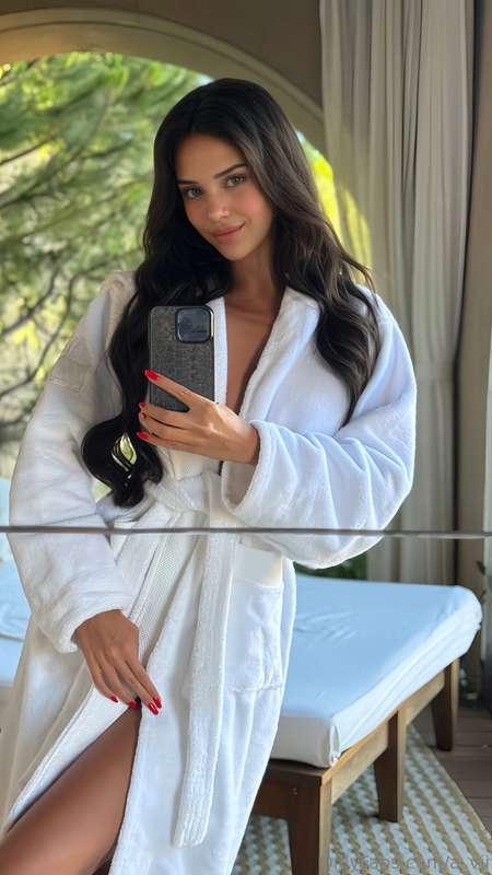 Do you want to know what is hidden under this robe?😏👅